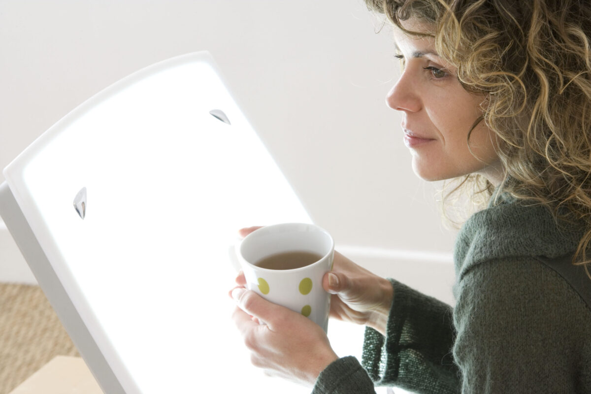 woman-coffee-light-therapy-machine