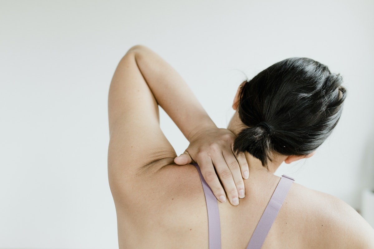 woman in pain holding her neck